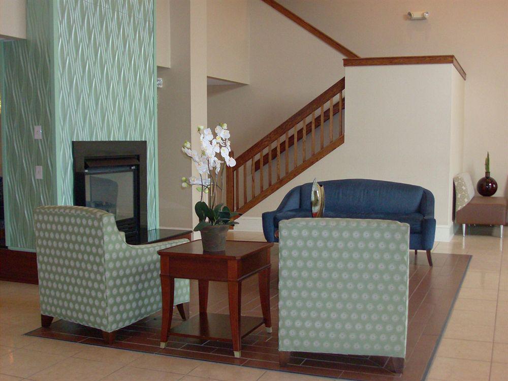 Holiday Inn Express Seaford-Route 13 내부 사진